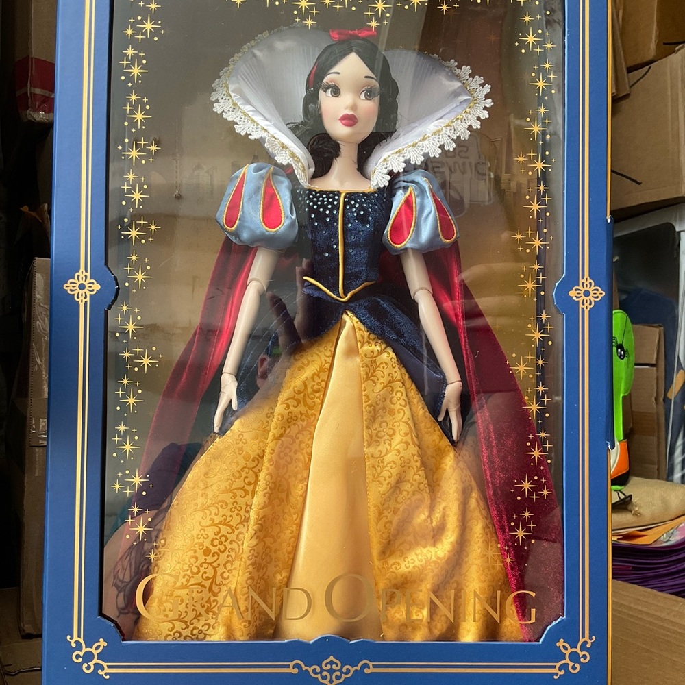 DISNEY SHANGHAI RESORT  2016 GRAND OPENING DOLL ‘’SNOW WHITE’’ LTD 1200 PCS RARE